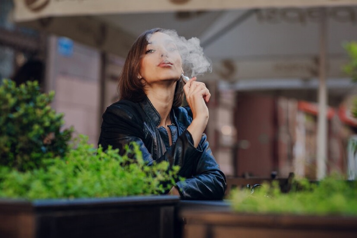 fumer du CBD dans la rue