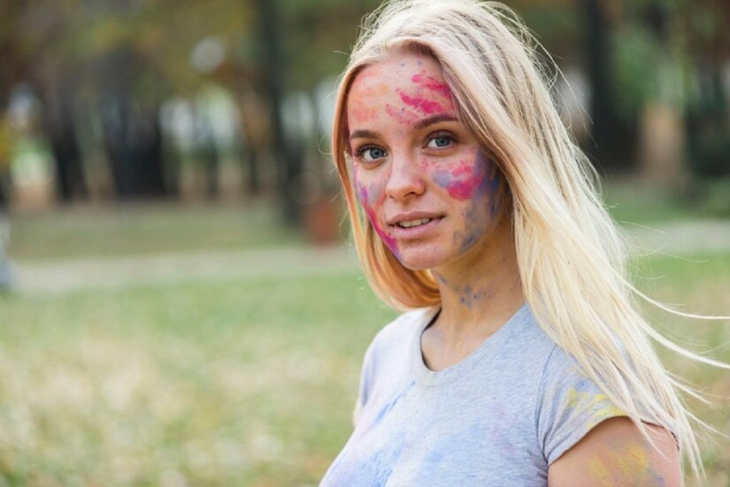 trace de coloration sur le visage